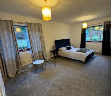 Moorhouse House | Stunning Bungalow In Rugby by Eason Stays, Ideal for Weekend Getaways & Business Travellers - Free Parking