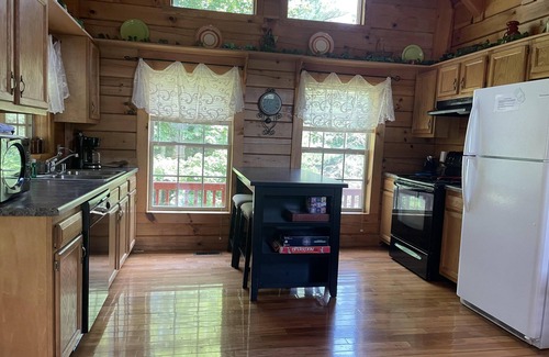 Rogers Cabin | Stunning cabin near Natural Bridge/Red River Gorge with wi-fi and hot tub