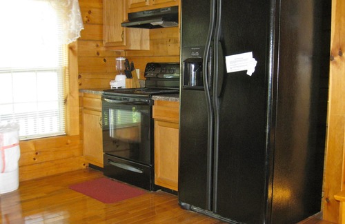 Rogers Cabin | Stunning cabin near Natural Bridge/Red River Gorge with wi-fi and hot tub