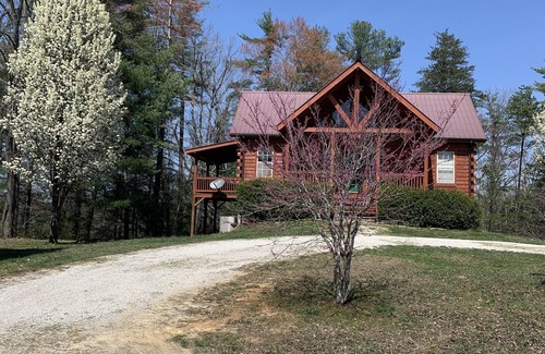 Rogers Cabin | Stunning cabin near Natural Bridge/Red River Gorge with wi-fi and hot tub