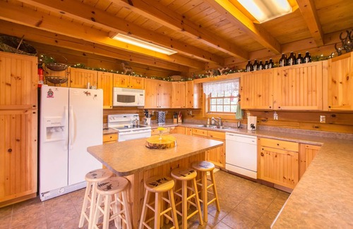 Warm Springs Cabin | STUNNING Cabin with Breathtaking Views and Plenty of Room for the Whole Family