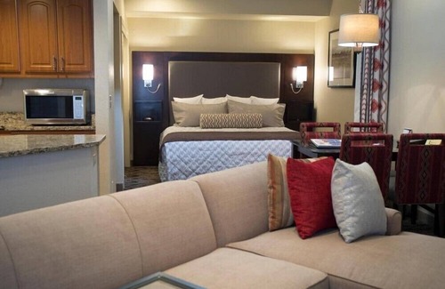 Arcadia Apartment | Stunning Camelback Studio with Outdoor Pool Bar