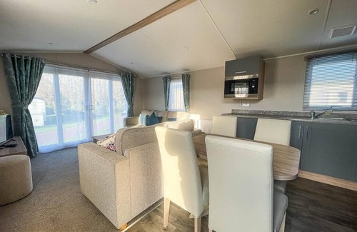 Hunstanton House | Stunning caravan for hire nearby Hunstanton Beach in Norfolk ref 23050S