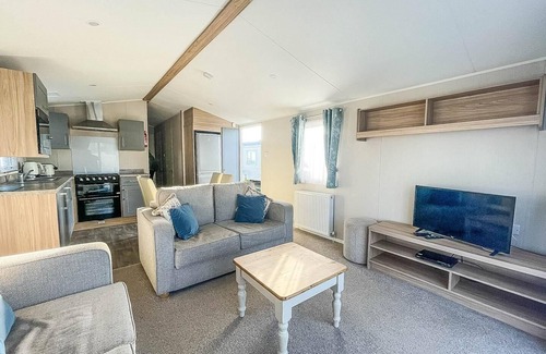 Hunstanton House | Stunning caravan for hire nearby Hunstanton Beach in Norfolk ref 23050S