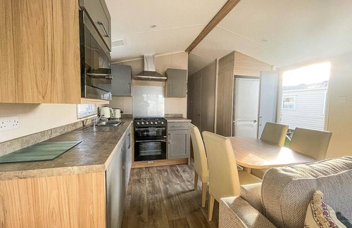 Hunstanton House | Stunning caravan for hire nearby Hunstanton Beach in Norfolk ref 23050S