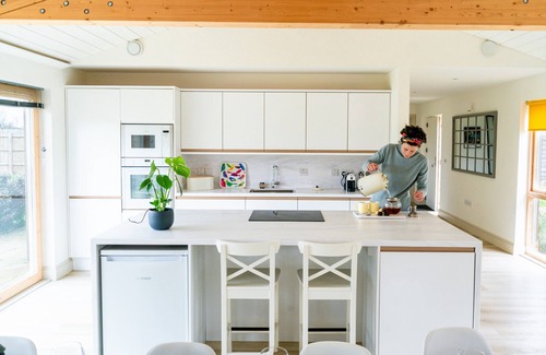 Ely House | Stunning Celebration Eco Cottage Sleeps 10 with River Views, Ely