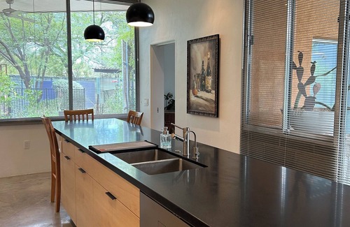 Miramonte House | Stunning Central Contemporary Close to Golf, U of A, Art-House Cinema, Gardens!