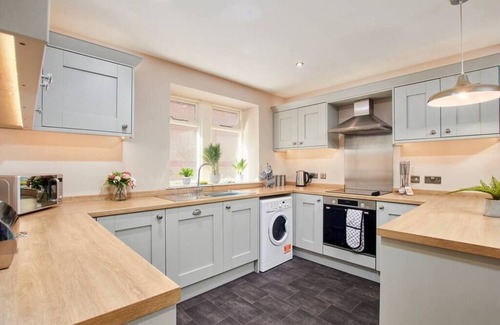 Harrogate City Centre Condo | Stunning Central Gems of Harrogate - Sleeps 18!