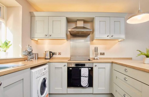 Harrogate City Centre Condo | Stunning Central Gems of Harrogate - Sleeps 18!