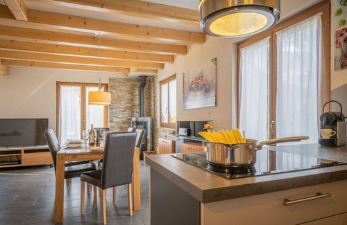 Chamoson House | Stunning private villa for 6 people with WIFI, TV, terrace, pets allowed and parking