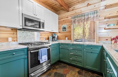 Fox Farm Ski Chalet | Stunning Chalet w/Central AC. Close to Lake and Village- Spa, Fireplace and BBQ