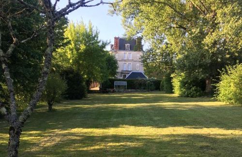 Leguillac-de-l'Auche Villa | Stunning Chateau on the river bank in Saint Astier