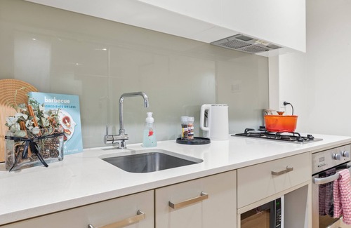 Melbourne Central Business District Apartment | Stunning City Views Steps to SouthernCross/SkyBus