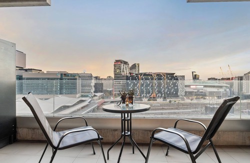 Melbourne Central Business District Apartment | Stunning City Views Steps to SouthernCross/SkyBus