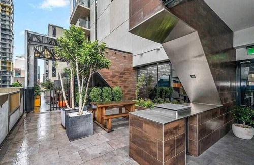 Melbourne Central Business District Apartment | Stunning City Views Steps to SouthernCross/SkyBus