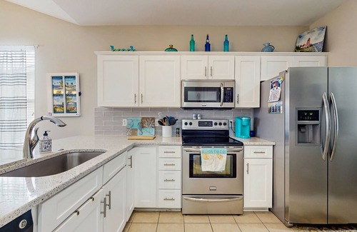 Sunset Beach Apartment | Stunning coastal condo with shared pool, close to beach and local attractions