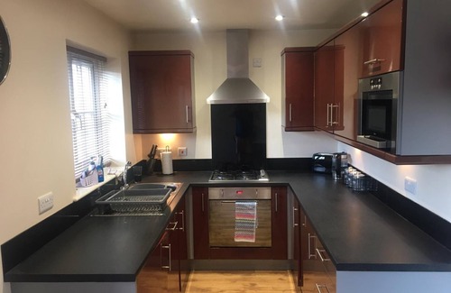 Filey Apartment | Stunning Coastal Cottage - Sleeping 5 in 2 Bedrooms - Pool and Beach Access Included.