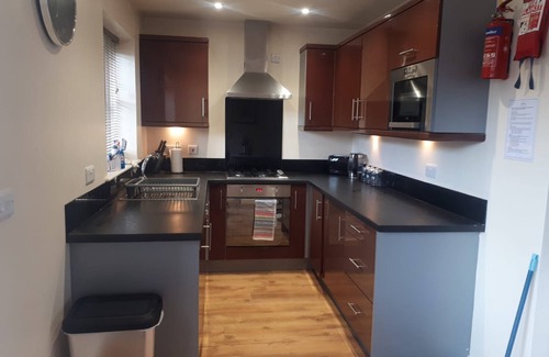 Filey Apartment | Stunning Coastal Cottage - Sleeping 5 in 2 Bedrooms - Pool and Beach Access Included.
