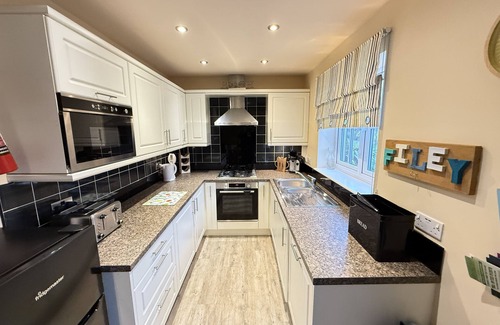 Filey Cottage | Stunning Coastal Cottage - Sleeping 5 in 2 Bedrooms - Pool and Beach Access Included.