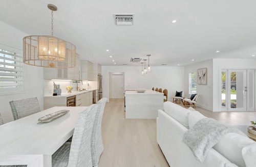 Lake Ida Shores House | STUNNING COASTAL MODERN 3 BED POOL HOME MINUTES TO THE BEACH AND ATLANTIC AVE.