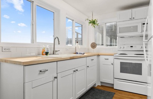 Tillamook House | Stunning Coastal Views, *Pet Friendly*, Overlooking Oceanside Beach State Park, New Décor Throughout