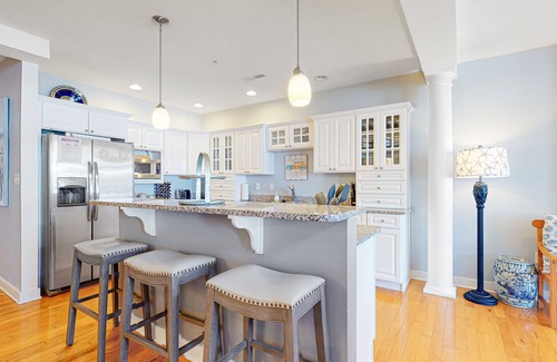 Midtown Ocean City Condo | Stunning Condo Steps From Beach w/Private Washer/Dryer, Free WiFi, & Central AC
