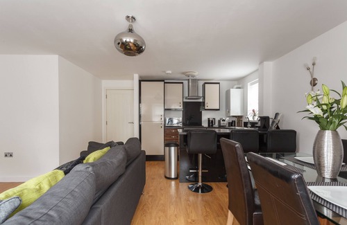 Boscombe Apartment | Stunning Contemporary Apartment - Free Parking - 5 Minute Walk To The Beach