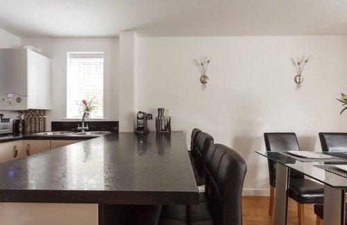 Boscombe Apartment | Stunning Contemporary Apartment - Free Parking - 5 Minute Walk To The Beach