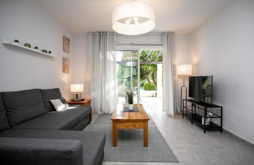 Universal Apartment | Stunning & Cosy, Direct Pool Access, 2BR, with Private Patio! Serenity Townhouse