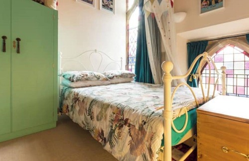 Malmesbury House | Stunning Cotswolds Chapel - Sleeps 10+