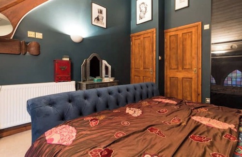 Malmesbury House | Stunning Cotswolds Chapel - Sleeps 10+