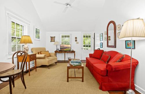 Prospect Apartment | Stunning Cottage in Famous KY Garden -Sleeps 2