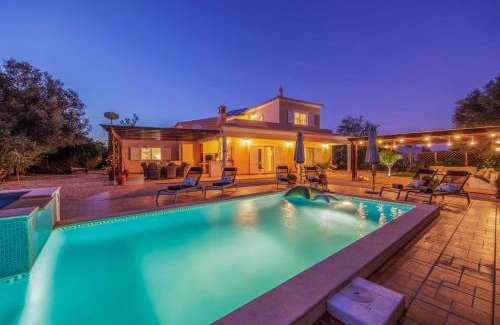Espargal Villa | Stunning Countryside Villa w Private Garden & Pool