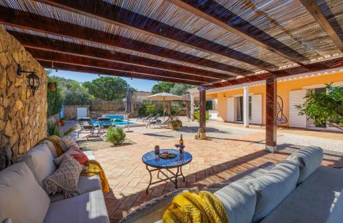 Espargal Villa | Stunning Countryside Villa w Private Garden & Pool