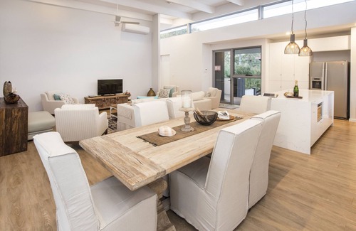 Dunsborough House | Stunning Couples Retreat with Ocean Views just 300 Metres to Beach