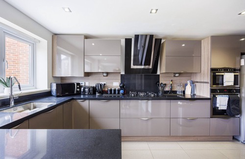 Gamston House | Stunning Coventry House for the Larger Group with Parking and Hot Tub