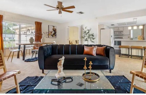 Brandon House | Stunning,Cozy, Transitional Getaway Home . Suits 9 guests