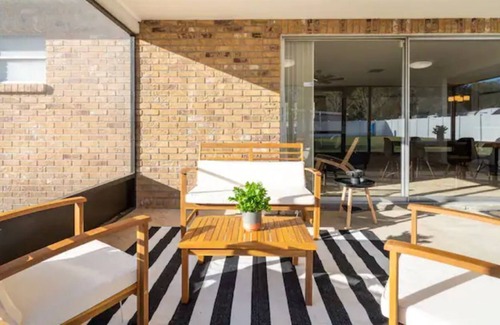 Brandon House | Stunning,Cozy, Transitional Getaway Home . Suits 9 guests