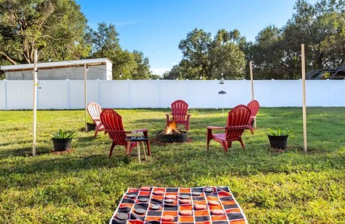 Brandon House | Stunning,Cozy, Transitional Getaway Home . Suits 9 guests