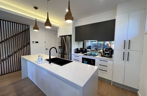 Dickson House | Stunning Dickson Luxe 3BR 2 Bath Double LUG Wifi Wine Brand New Townhouse