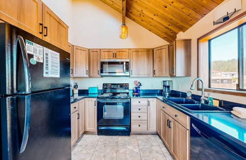 Sea Ranch House | Stunning dog-friendly home with ocean views, private hot tub & pool access
