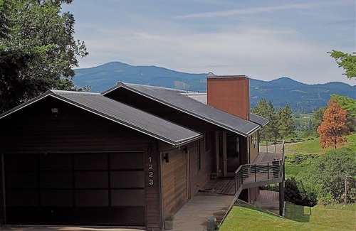 Hood River House | Stunning Double Mountain & Hood River Valley Views - East Side