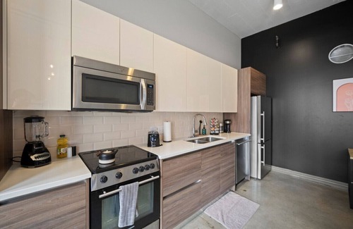 Downtown Dallas Apartment | Stunning Downtown Apartment | Pool, Laundry, Parking