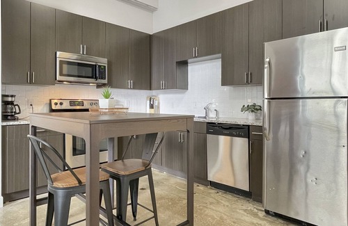 Downtown Des Moines Apartment | Stunning Downtown Studio with Rooftop Patio