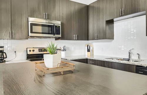 Downtown Des Moines Apartment | Stunning Downtown Studio with Rooftop Patio