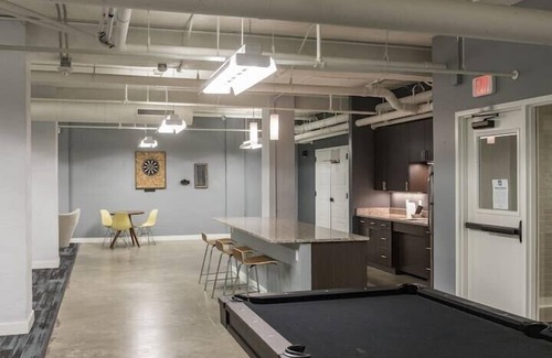 Downtown Des Moines Apartment | Stunning Downtown Studio with Rooftop Patio