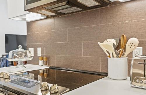 Historic Core Apartment | Stunning DTLA Gem 2 bed with pool, gym and parking