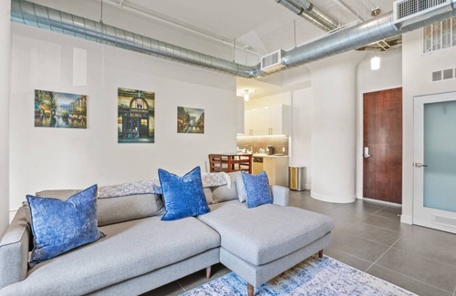 Historic Core Apartment | Stunning DTLA Gem 2bed w/pool, gym, & parking