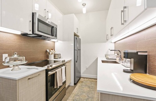 Historic Core Apartment | Stunning DTLA Gem 2bed w/pool, gym, & parking