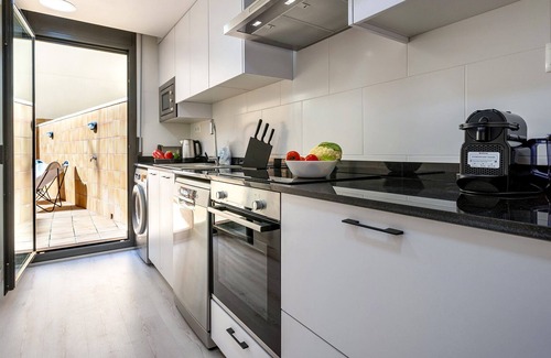 Collblanc y La Torrassa Apartment | Stunning duplex apartment with sunny terrace